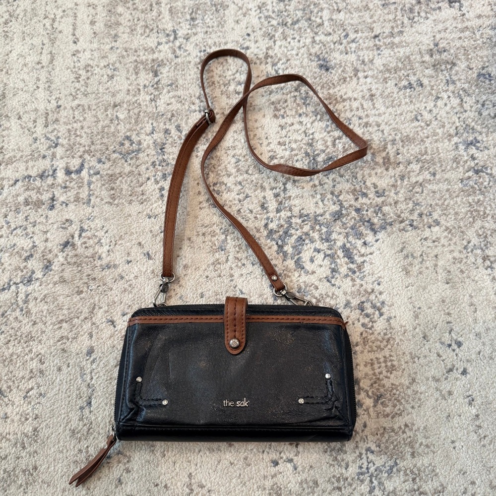 The Sak Iris Large‎ Smartphone Crossbody Wallet Black Leather Brown Trim